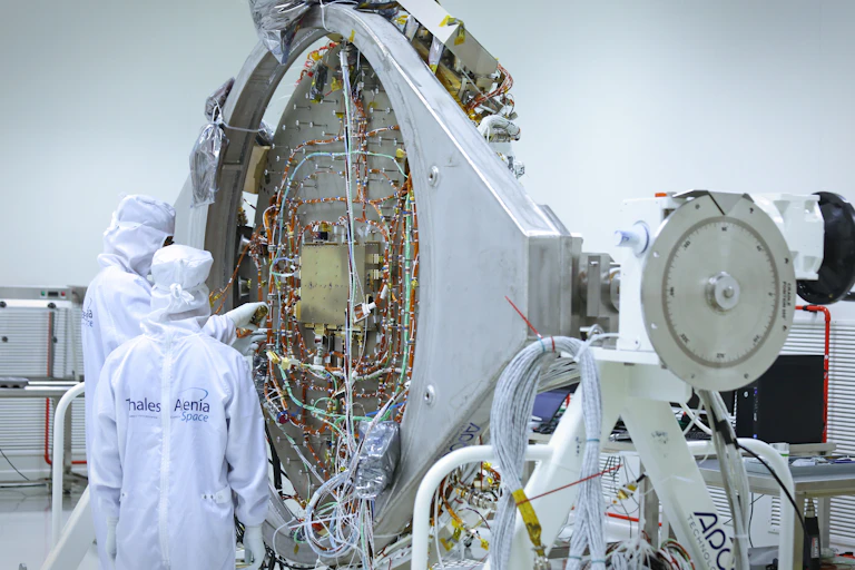 Deux ingénieurs devant un module d'ExoMars