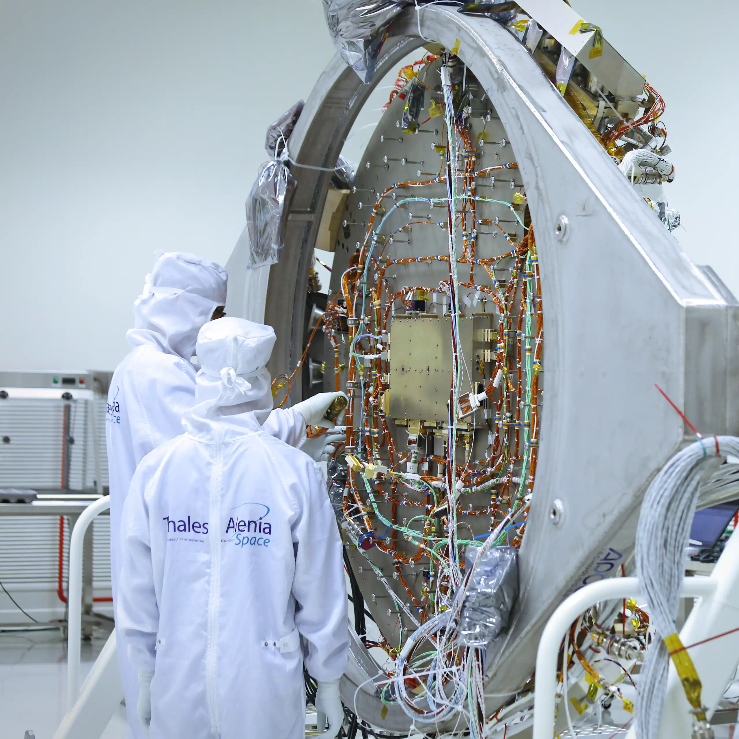 Deux ingénieurs devant un module d'ExoMars