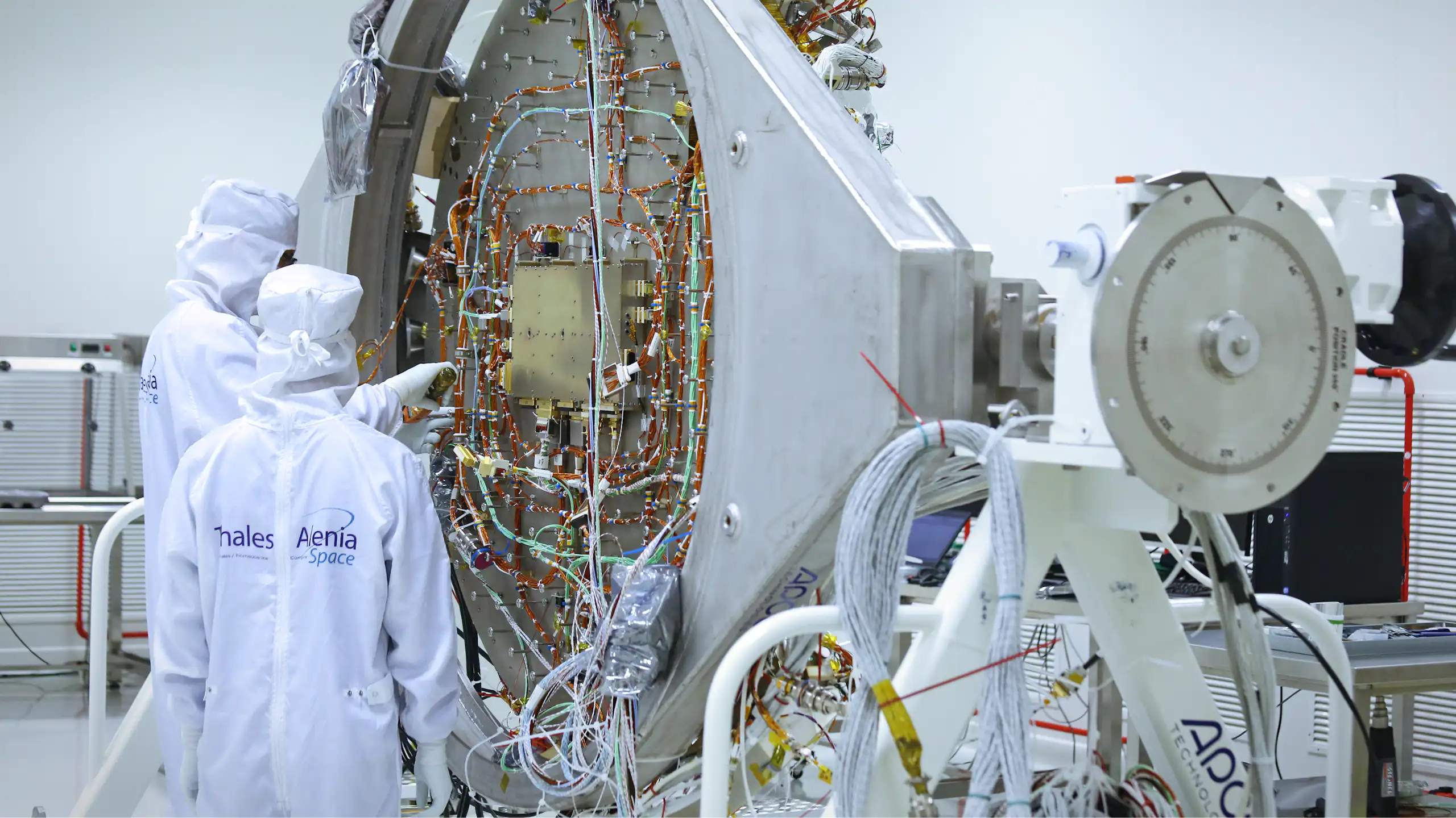 Deux ingénieurs devant un module d'ExoMars