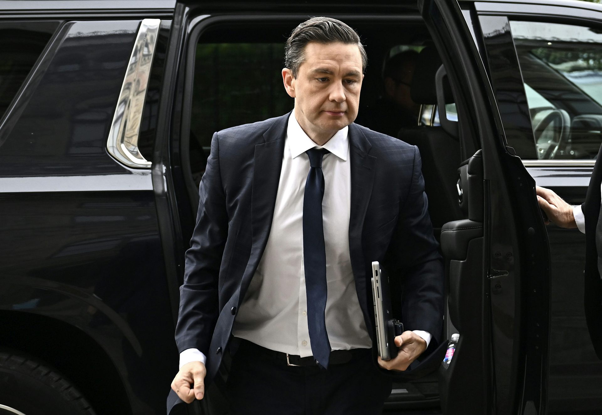 Un hombre sale de una limusina con una venda bajo el brazo.