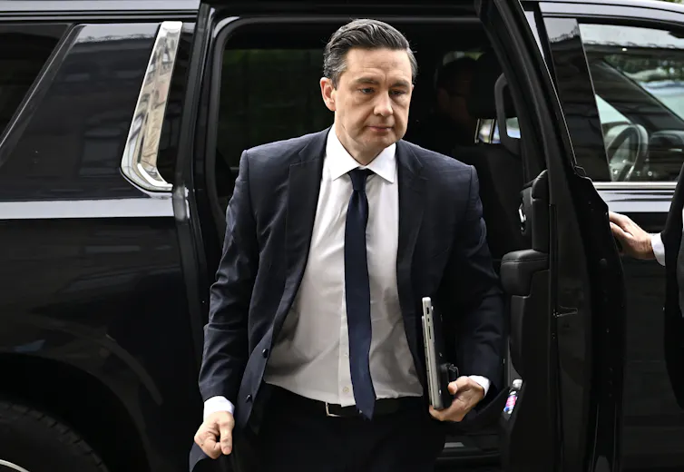 Un hombre sale de una limusina con una venda bajo el brazo.