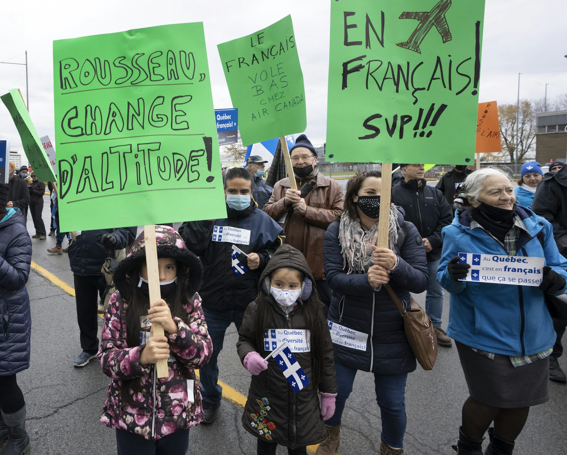 Des personnes protestent avec des pancartes en main