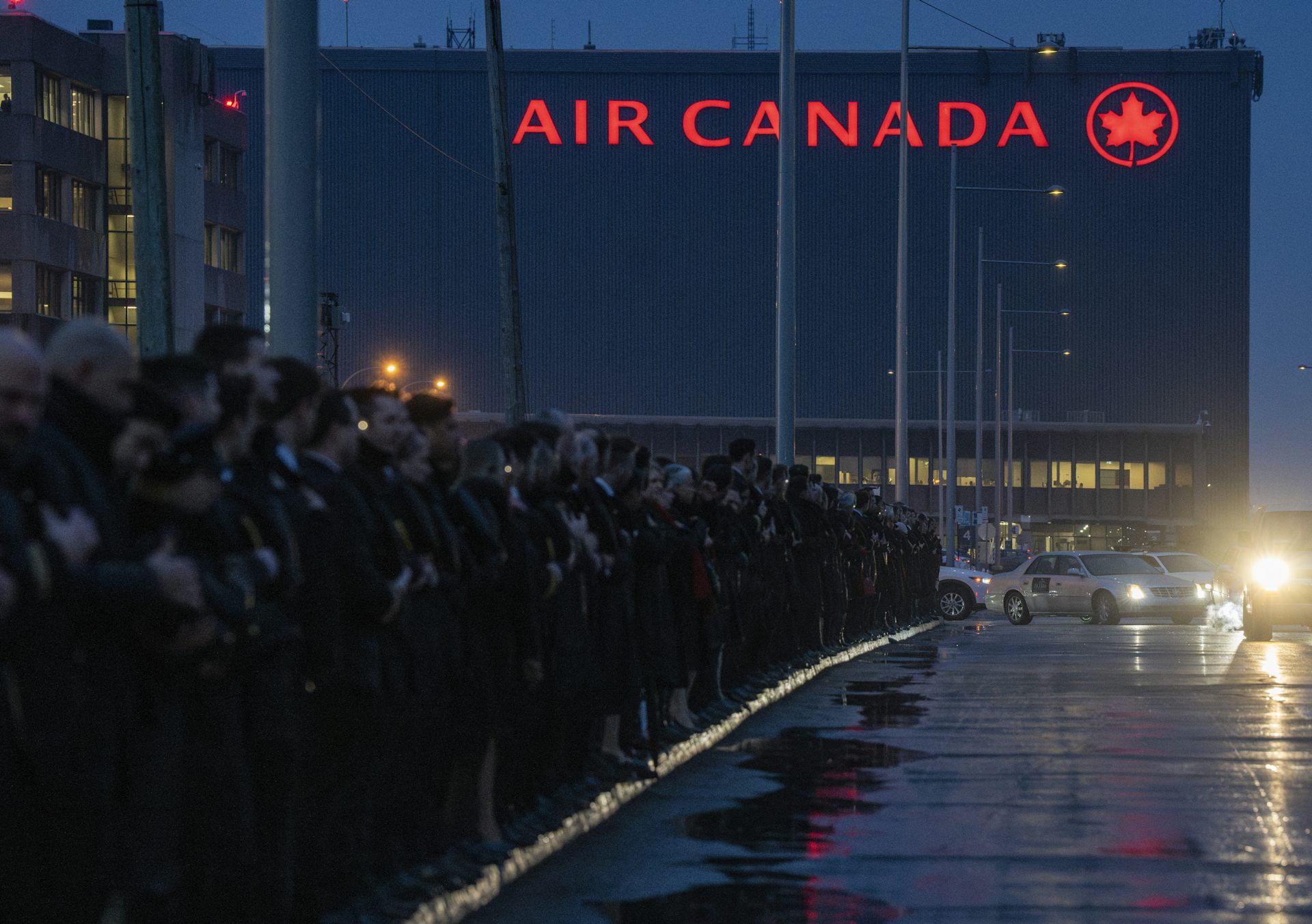 Une procession en hommage &agrave; un pilote