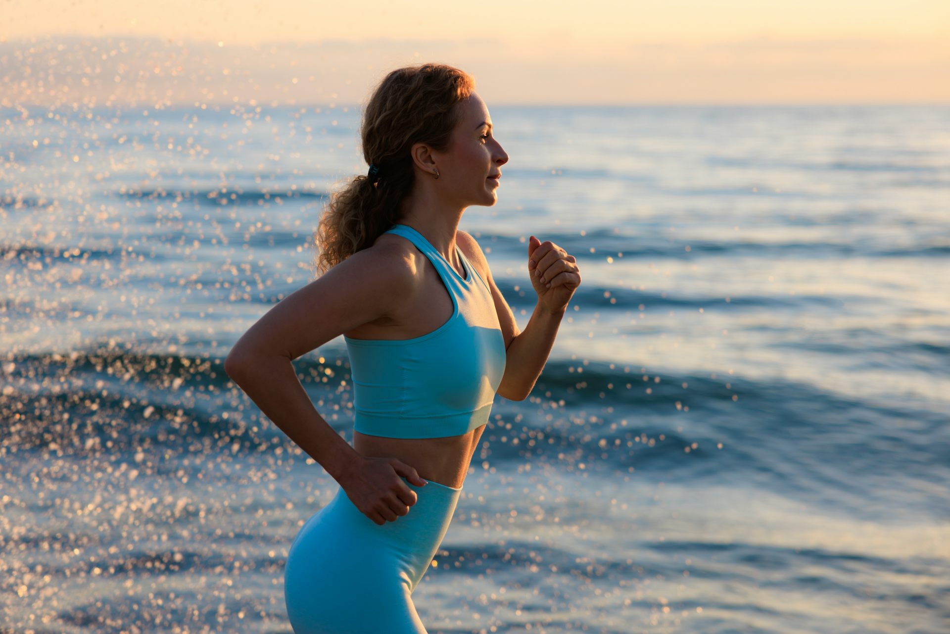 Una mujer corriendo por la playa