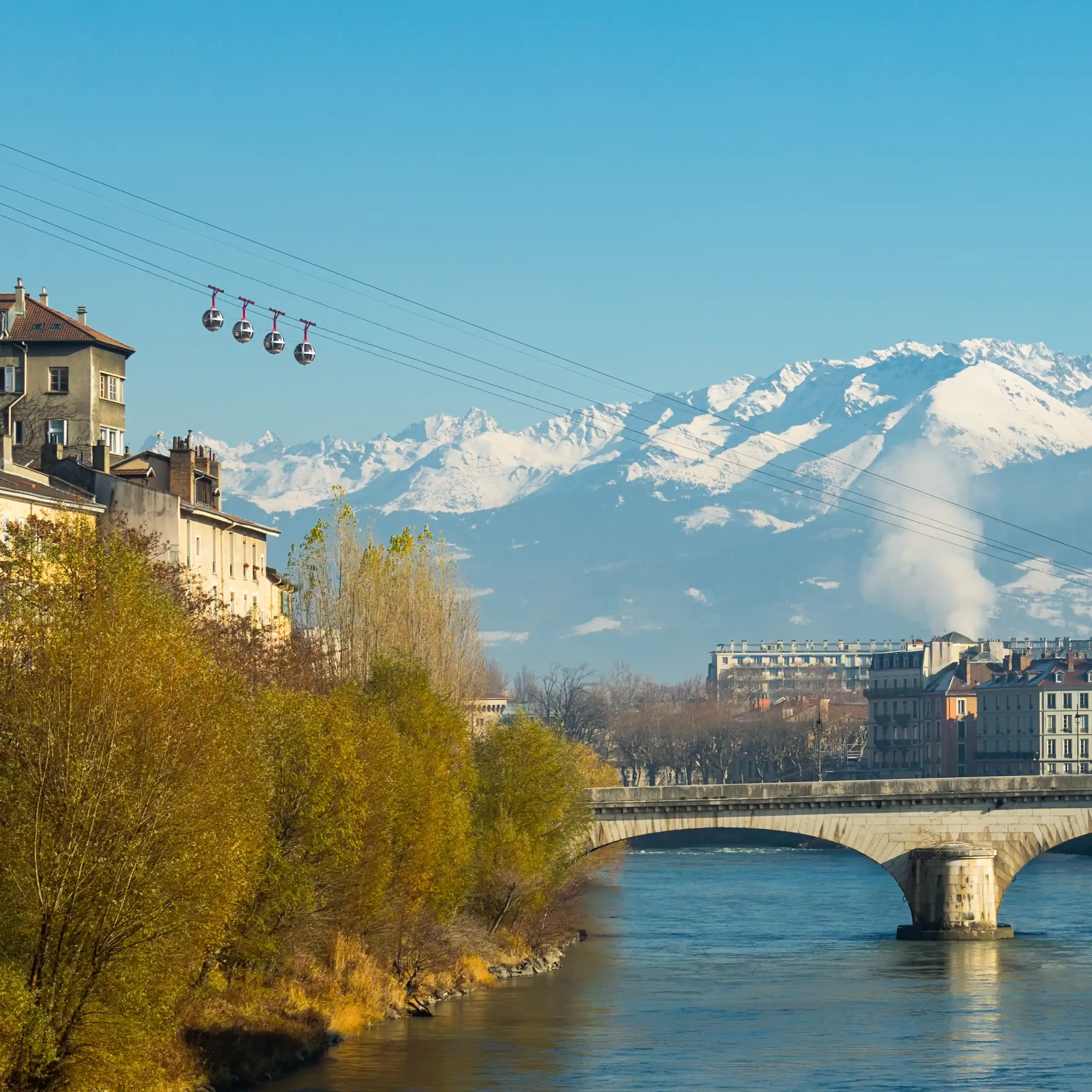 Ville de Grenoble, vue panoramique depuis les berges du fleuve Isère.