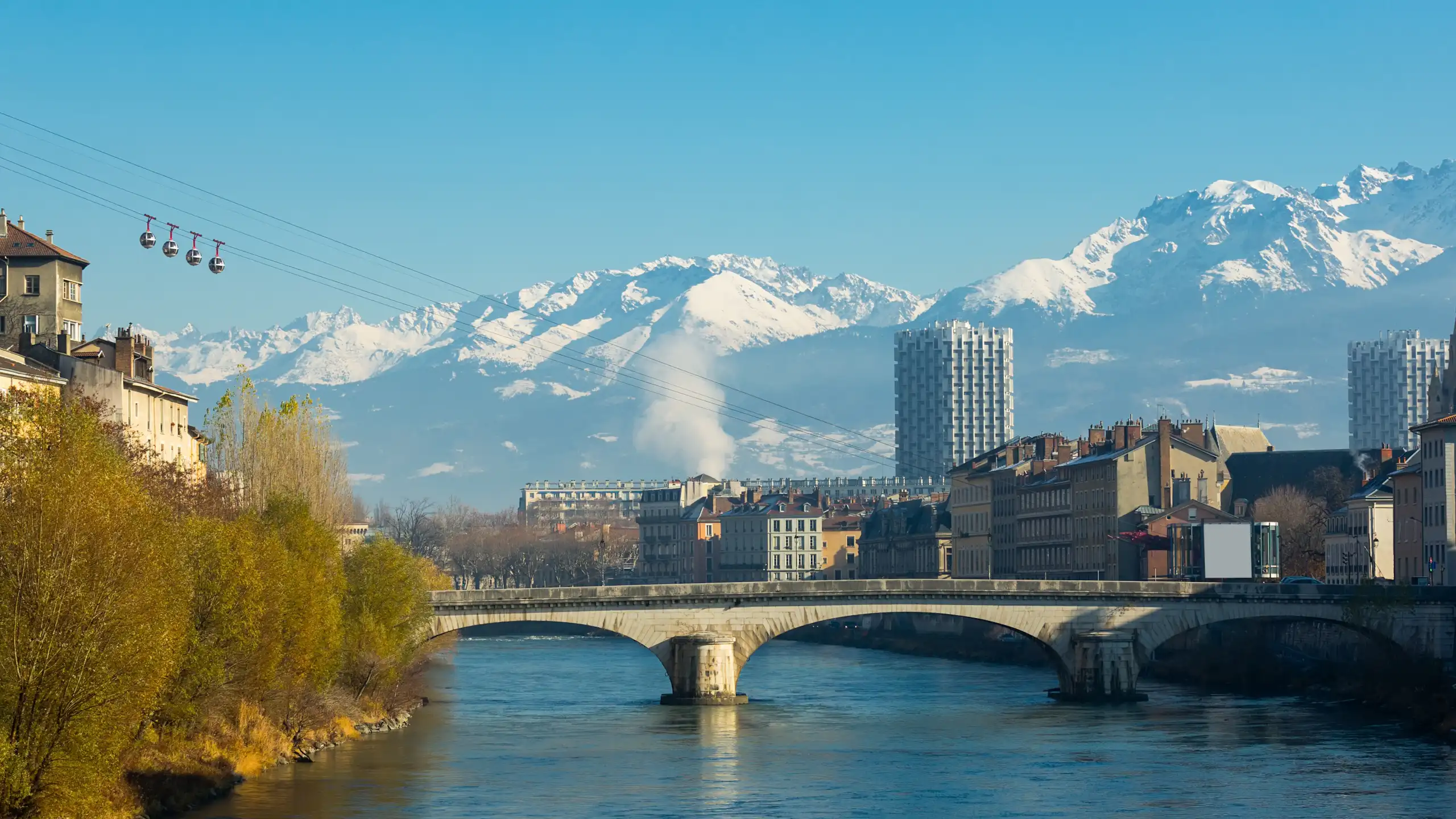 Ville de Grenoble, vue panoramique depuis les berges du fleuve Isère.