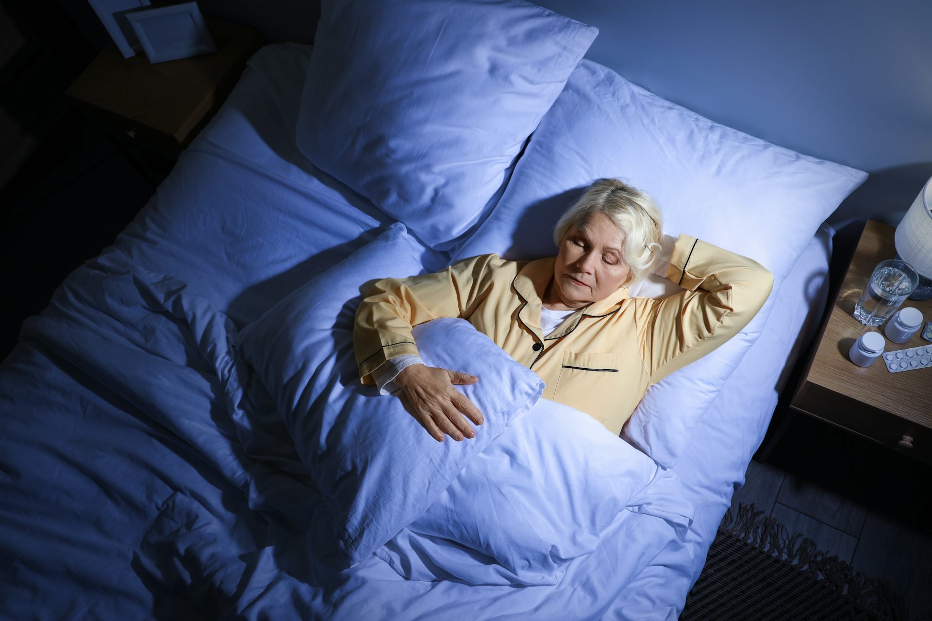 Mujer mayor durmiendo