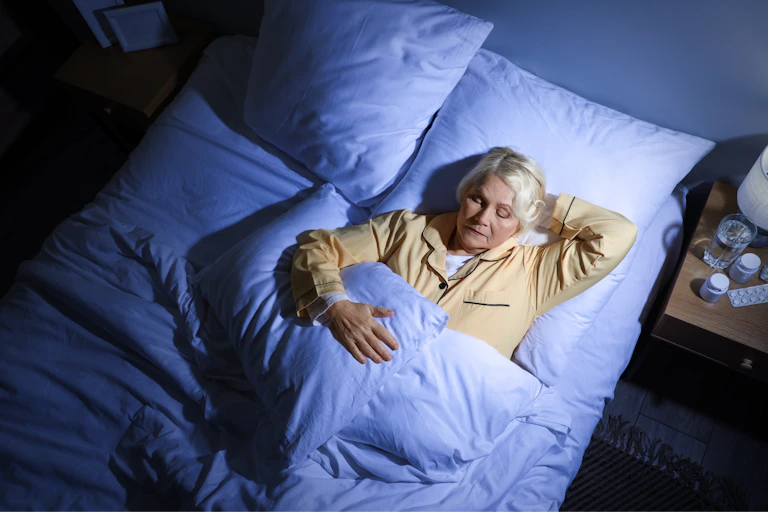 Mujer mayor durmiendo