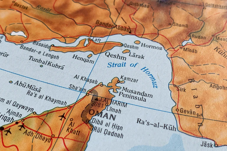 Mapa en inglés donde se ve el estrecho de Ormuz.