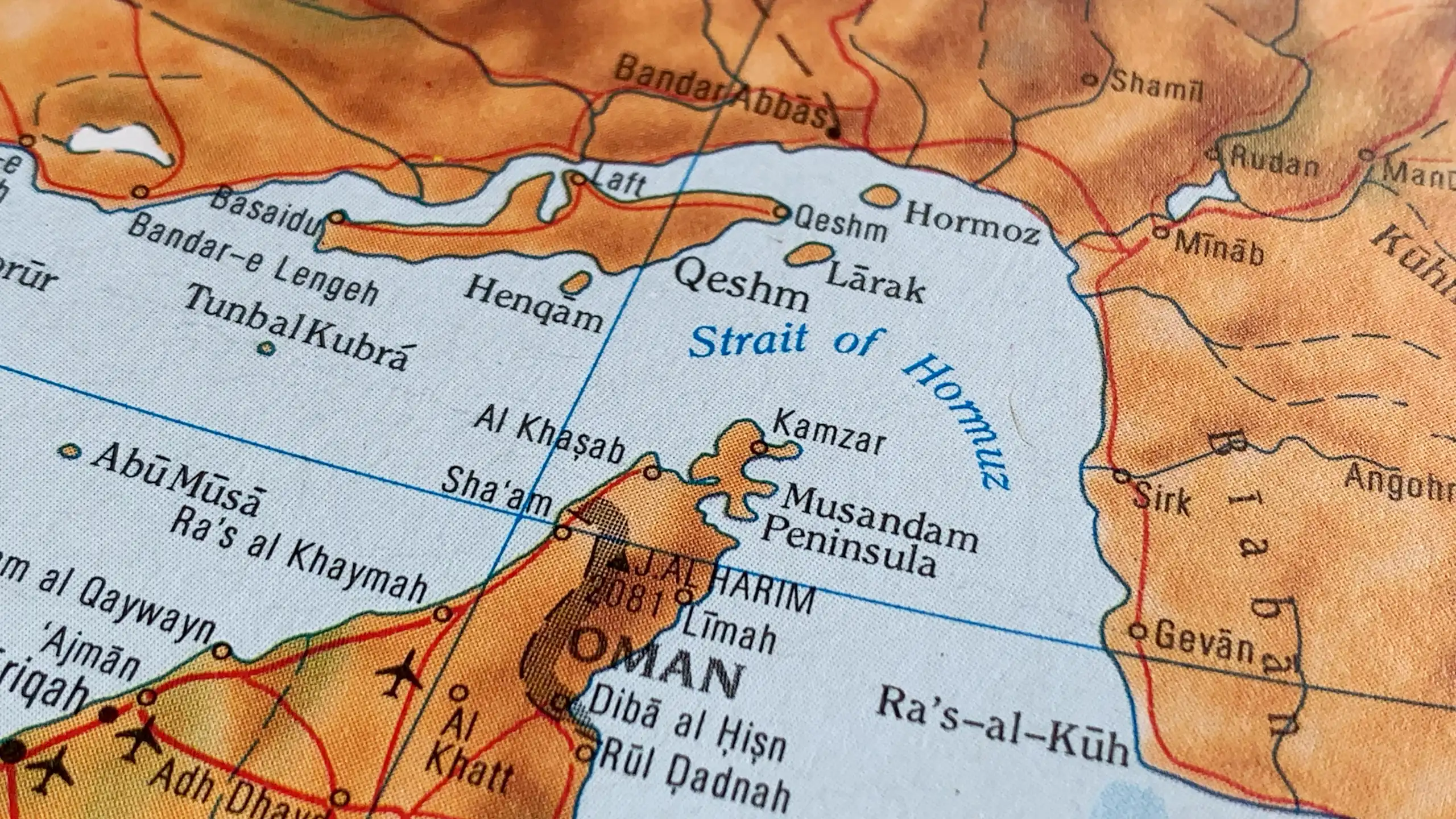 Mapa en inglés donde se ve el estrecho de Ormuz.