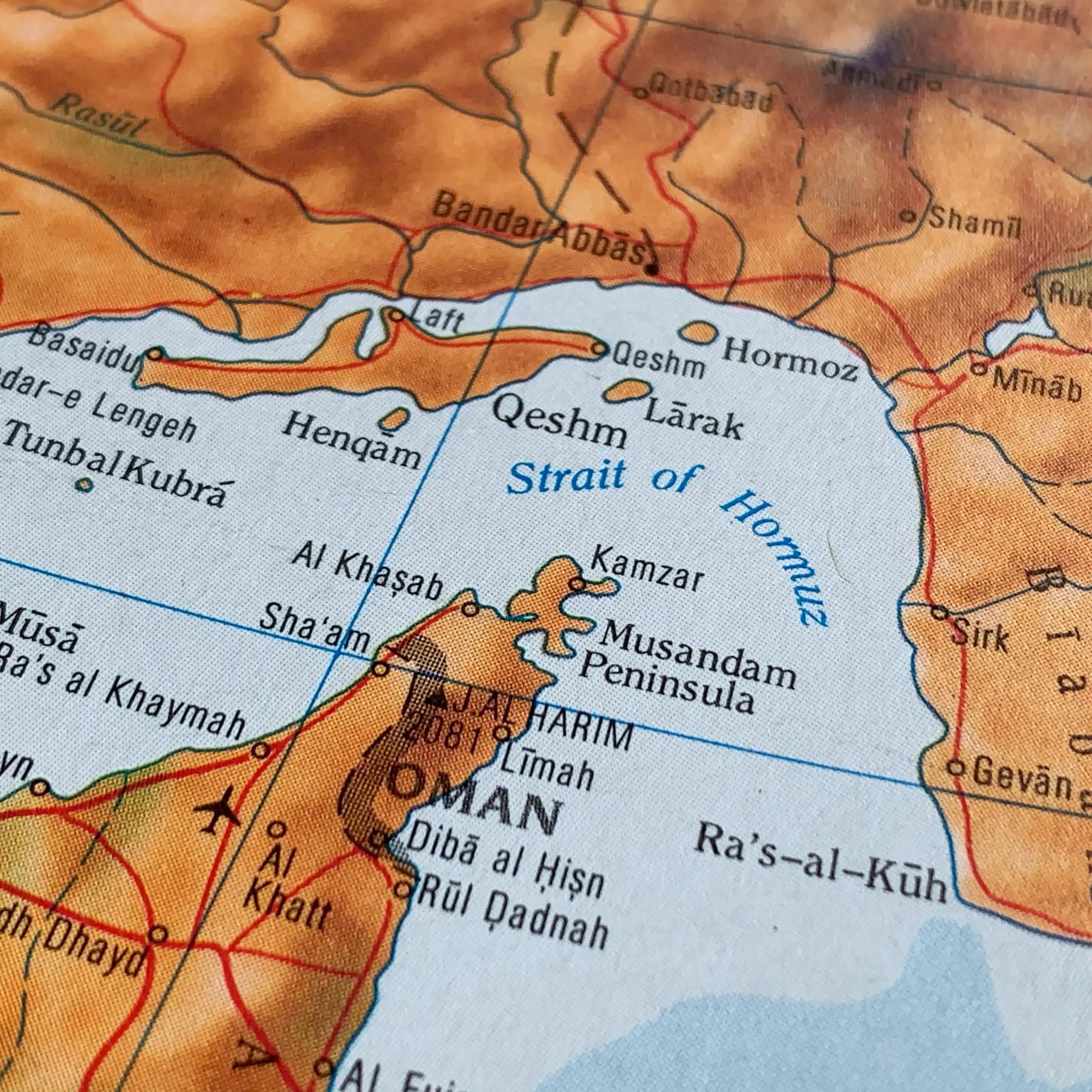 Mapa en inglés donde se ve el estrecho de Ormuz.