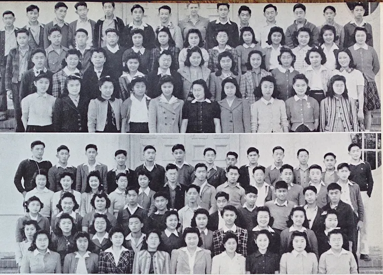 Los anuarios de secundaria se centran en la diversión de los estudiantes, encubriendo el dolor que las personas también han experimentado. 1 Dos fotografías en blanco y negro muestran grandes grupos de adolescentes japoneses posando juntos para una fotografía de clase.