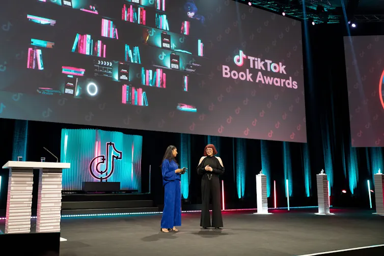 Dos mujeres sobre un escenario.