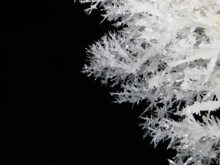 Cristales blancos sobre fondo negro