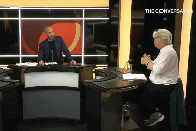 Dominique Méda en plateau avec Laurent Bainier, directeur de la rédaction de The Conversation France et Christophe Bys, chef de rubrique Economie et Entreprises