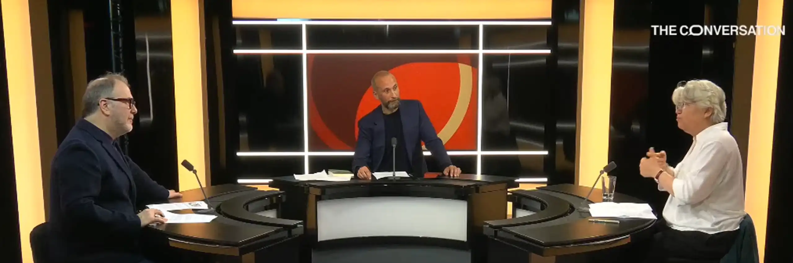 Dominique Méda en plateau avec Laurent Bainier, directeur de la rédaction de The Conversation France et Christophe Bys, chef de rubrique Economie et Entreprises