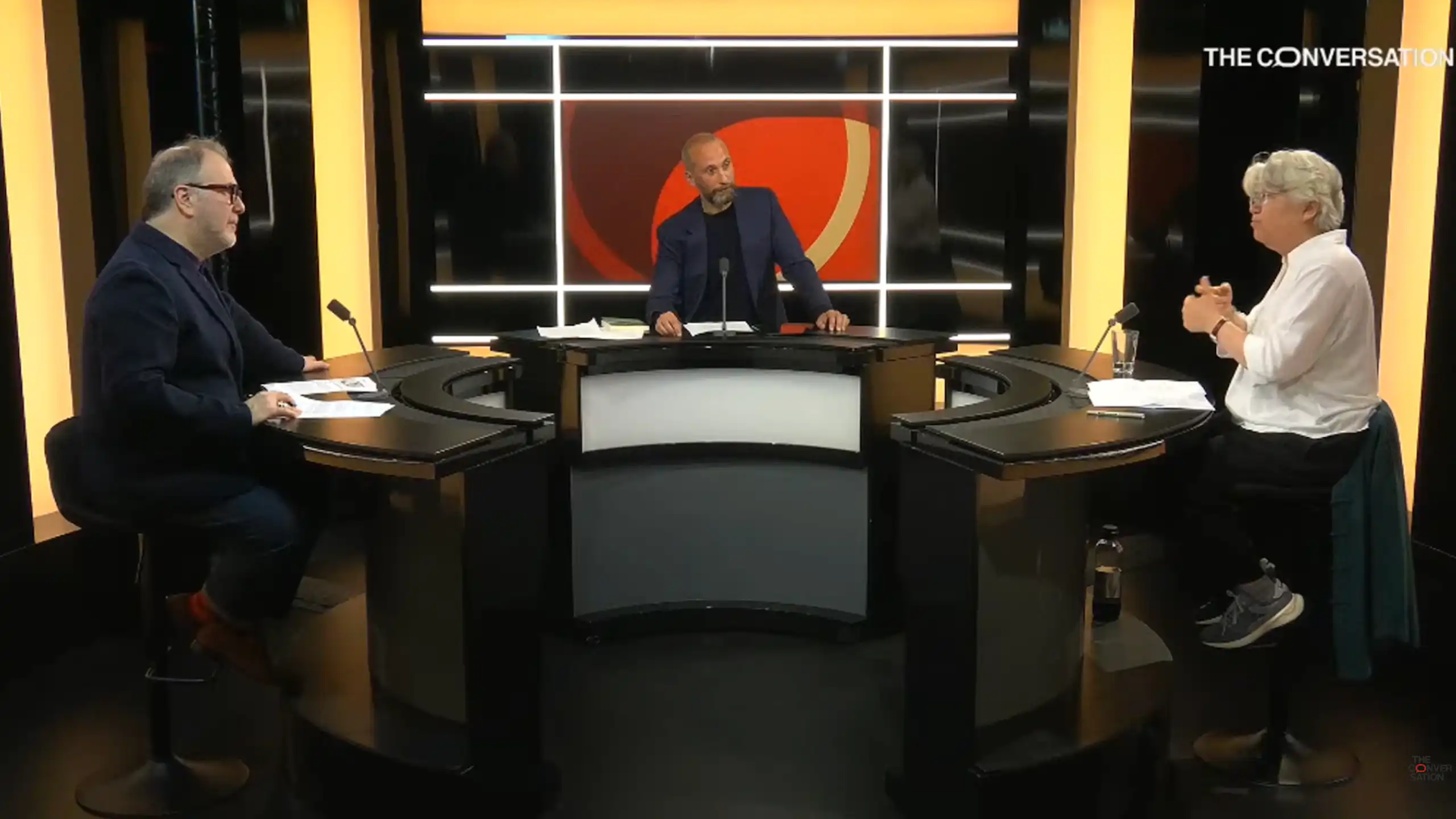 Dominique Méda en plateau avec Laurent Bainier, directeur de la rédaction de The Conversation France et Christophe Bys, chef de rubrique Economie et Entreprises