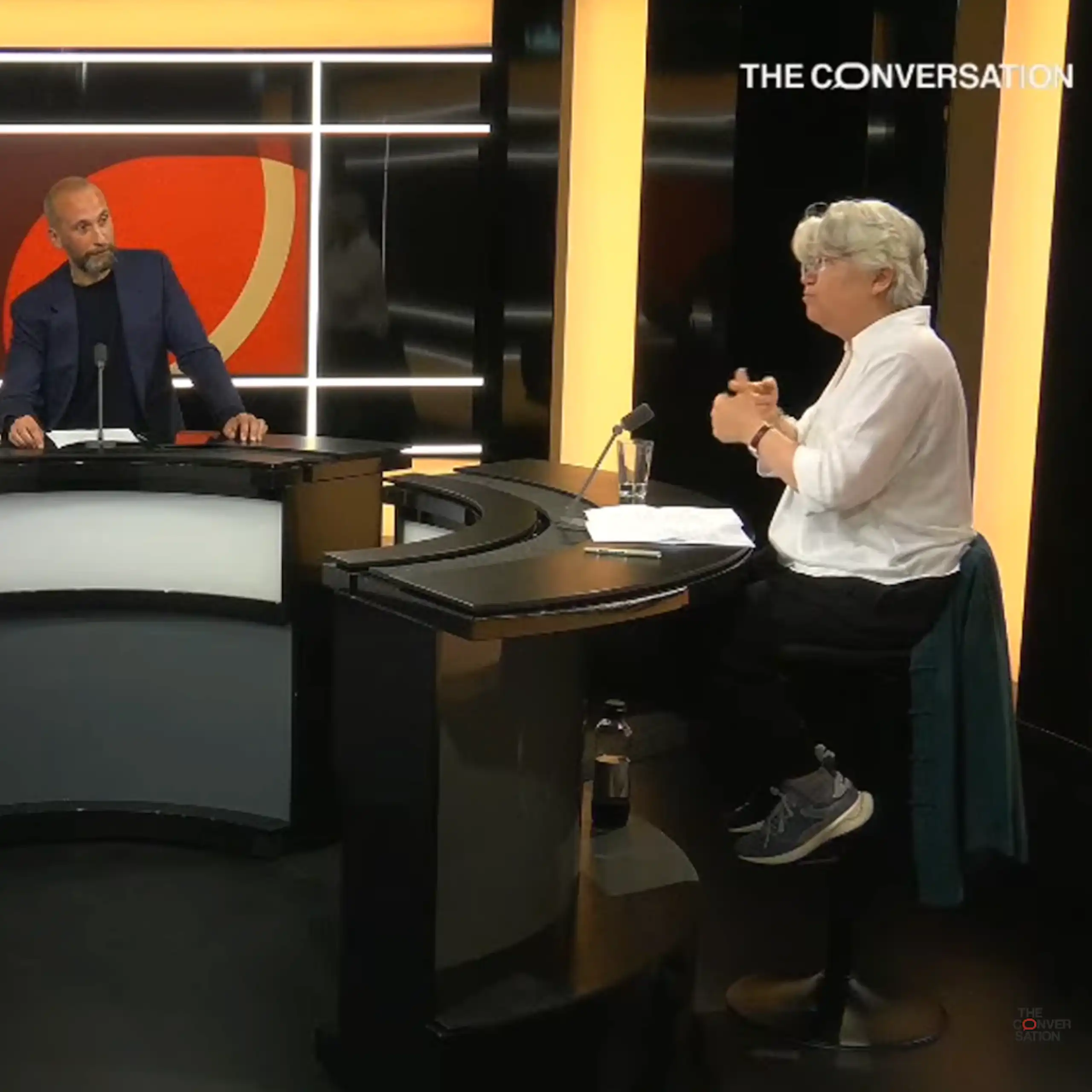 Dominique Méda en plateau avec Laurent Bainier, directeur de la rédaction de The Conversation France et Christophe Bys, chef de rubrique Economie et Entreprises