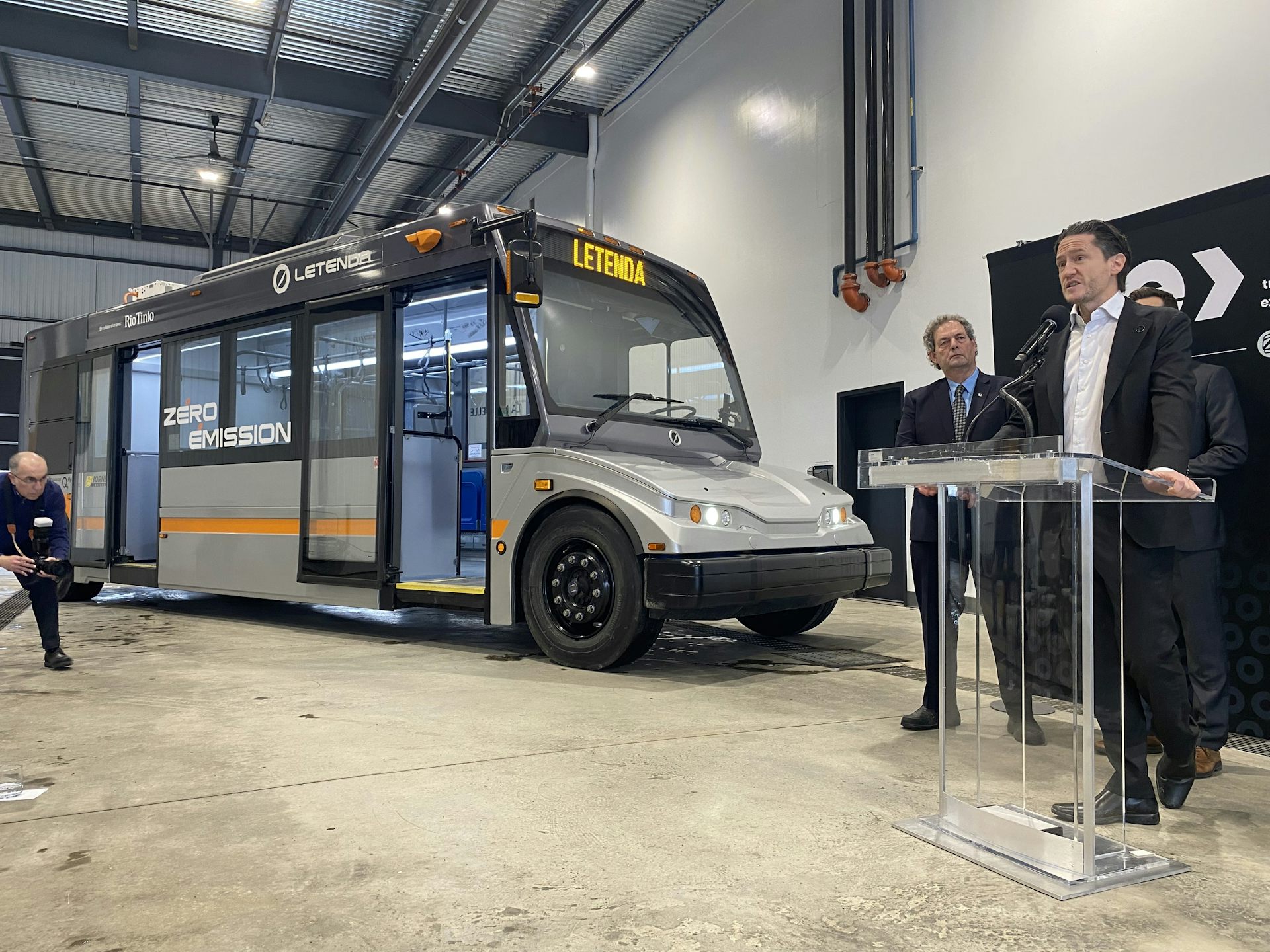 Le ministre de l’Environnement du Québec s’adresse aux médias devant un bus électrique