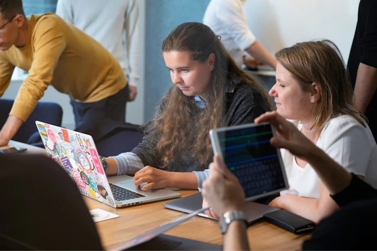Etudiante sur son ordinateur