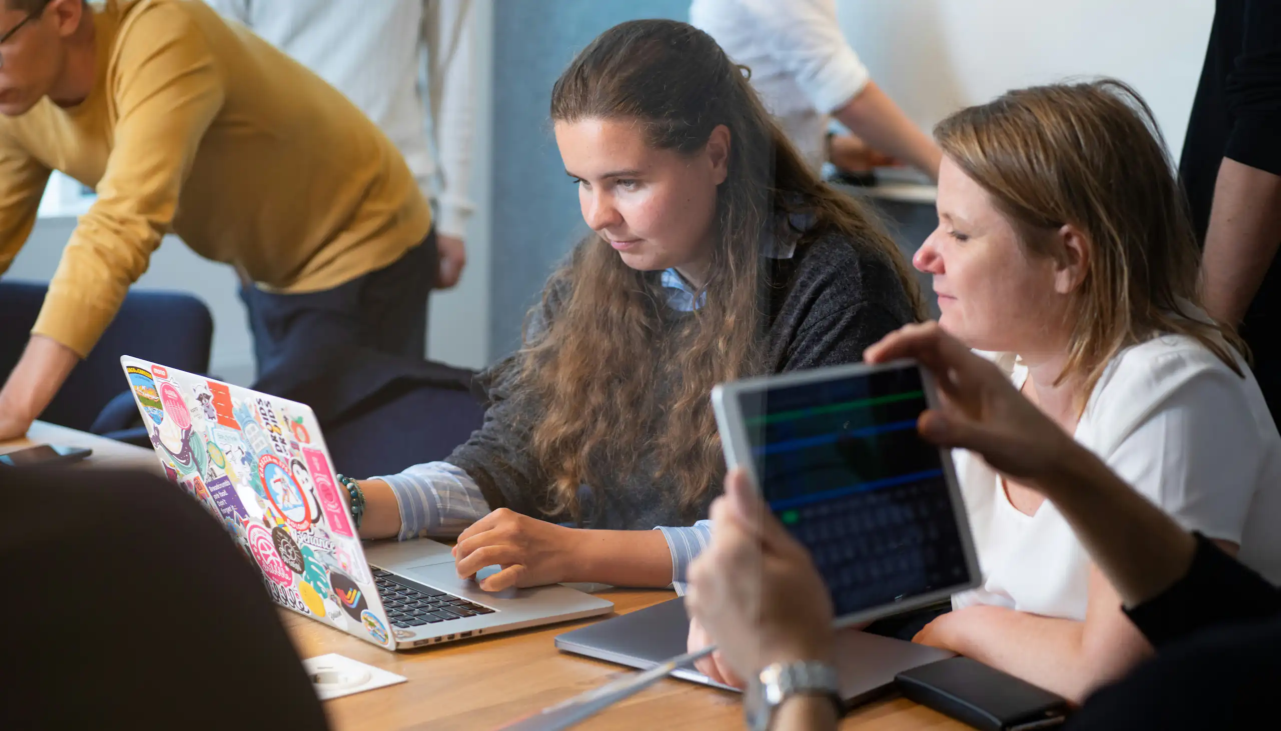 Etudiante sur son ordinateur
