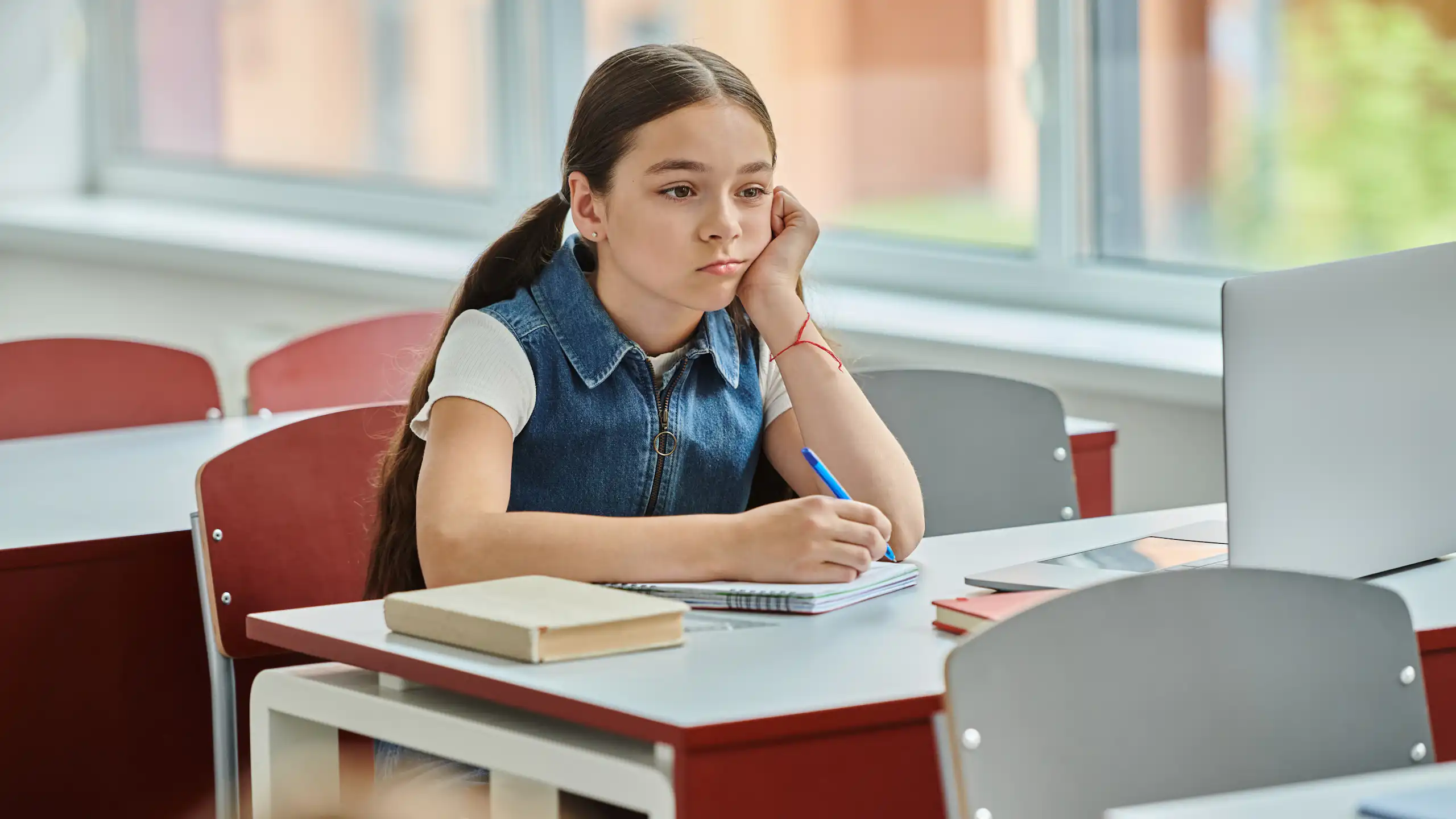 Une élève à son bureau (photo d'illustration).