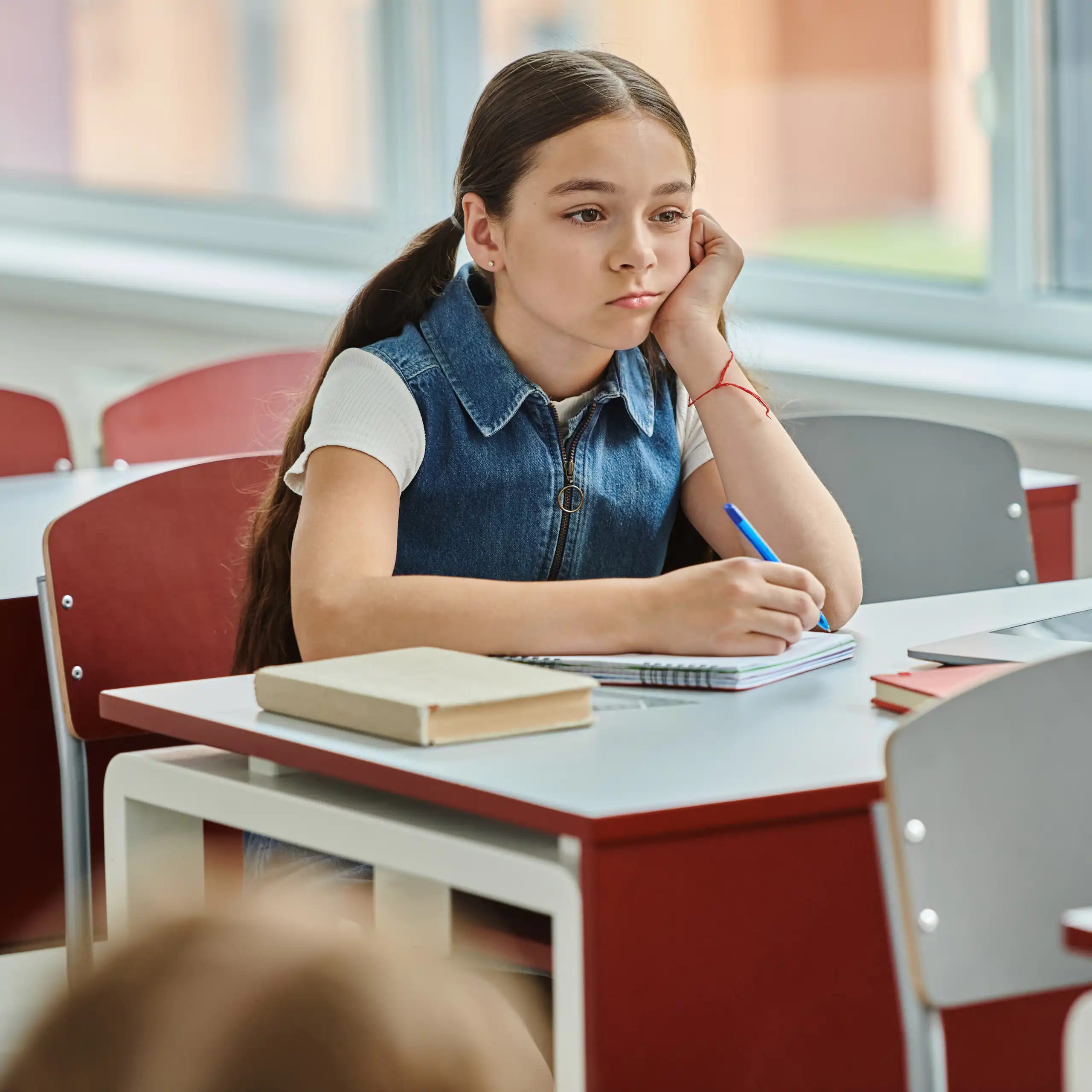 Une élève à son bureau (photo d'illustration).