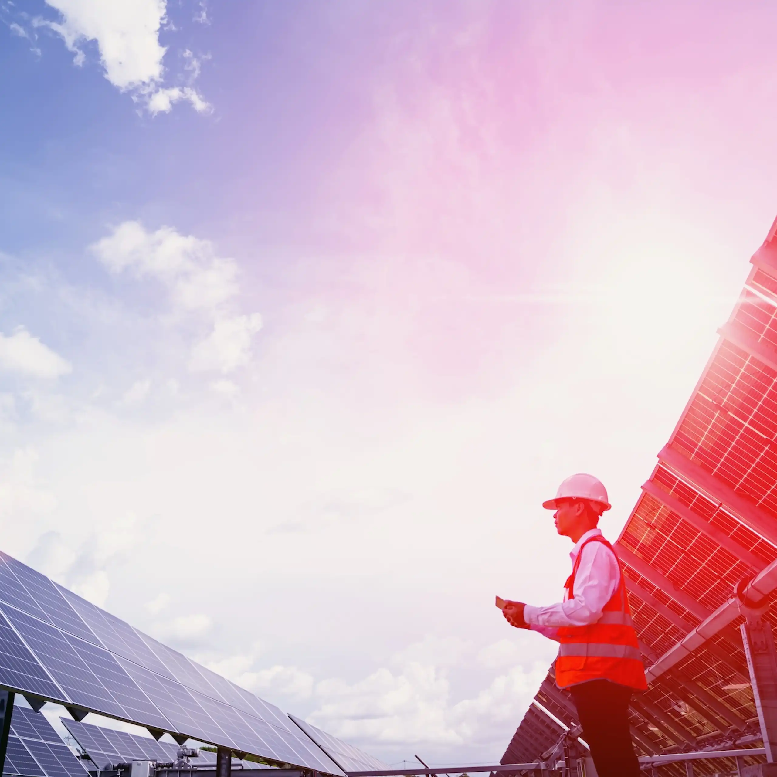 ingénieur dans une ferme solaire