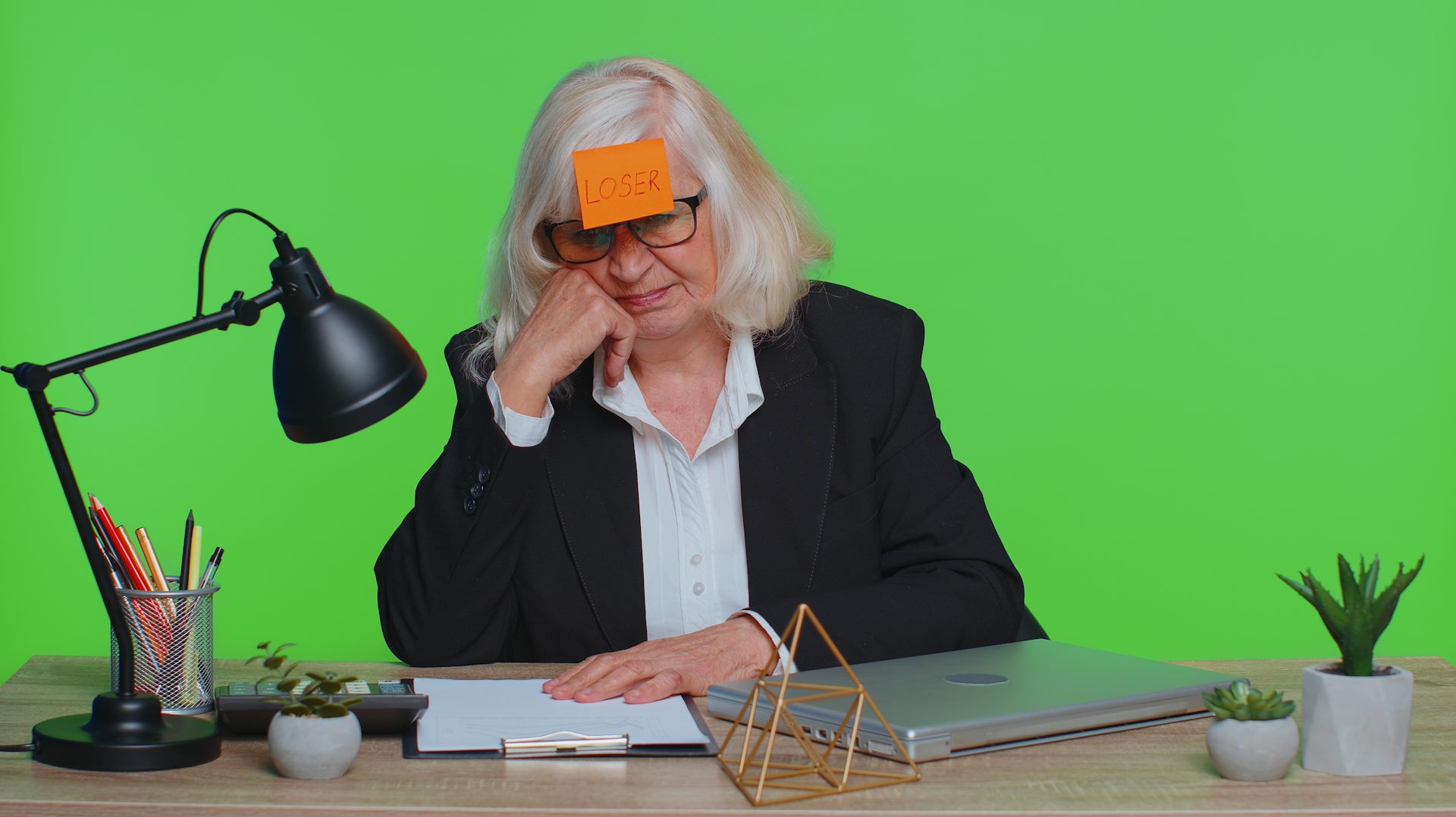 Femme senior avec un post-it loser