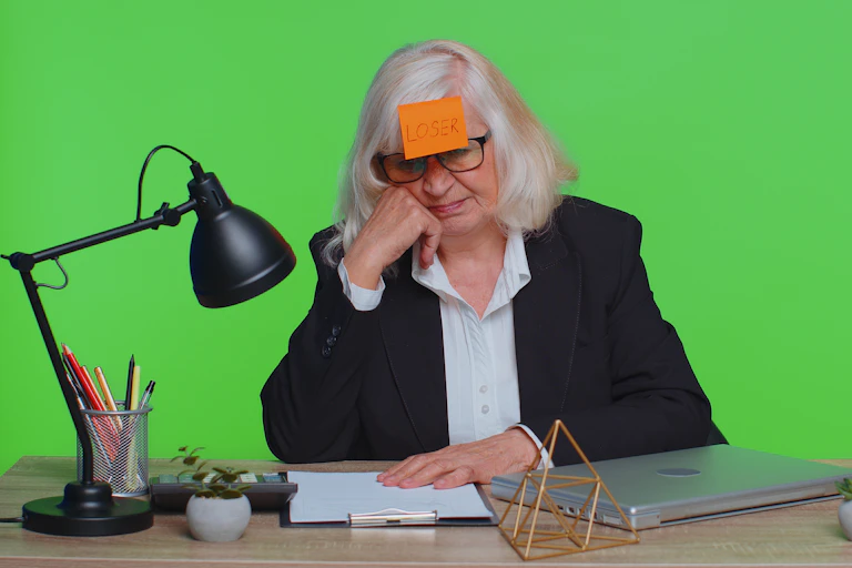 Femme senior avec un post-it loser