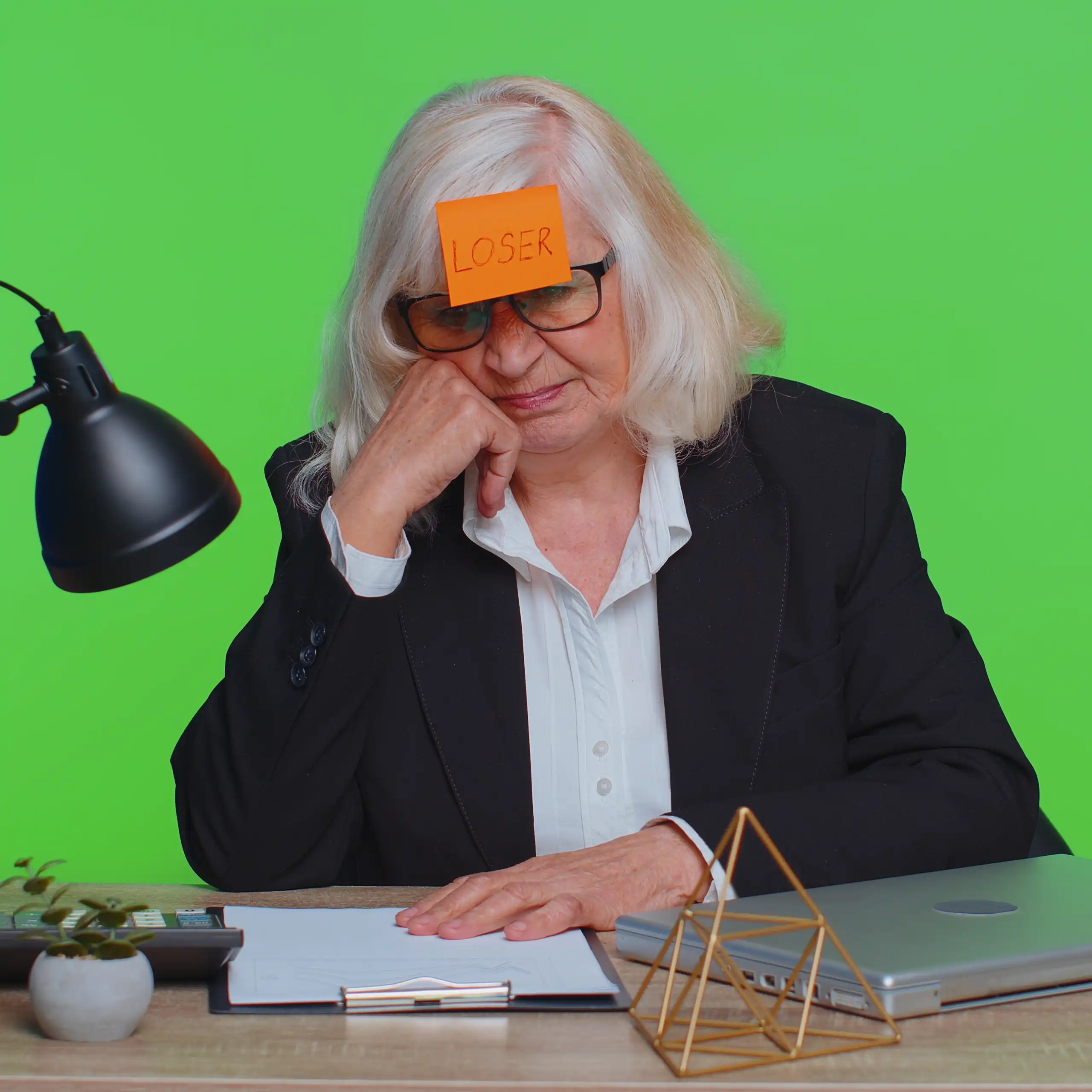 Femme senior avec un post-it loser