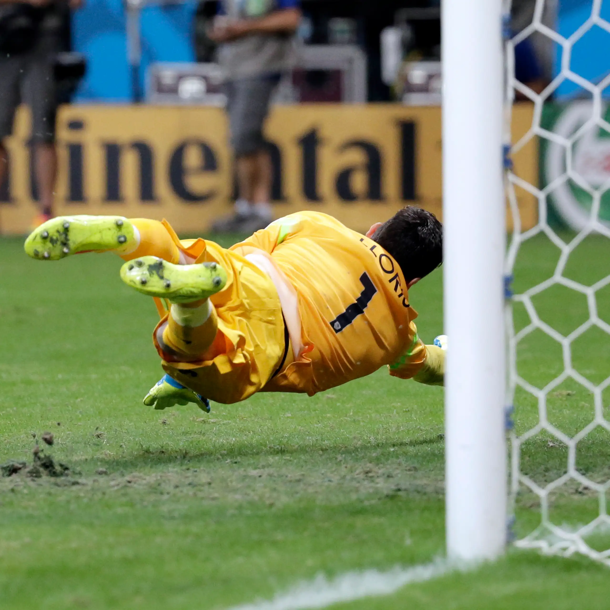 El portero francés Hugo Lloris se lanza, pero no consigue detener el gol de falta del suizo Blerim Dzemaili durante un partido del Mundial de fútbol entre Suiza y Francia en 2014.