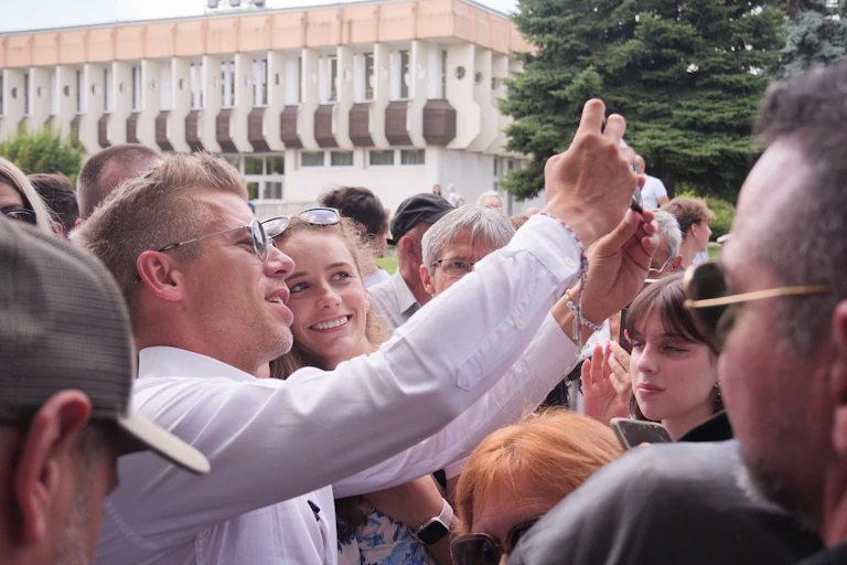 Un hombre se hace un selfie con una mujer
