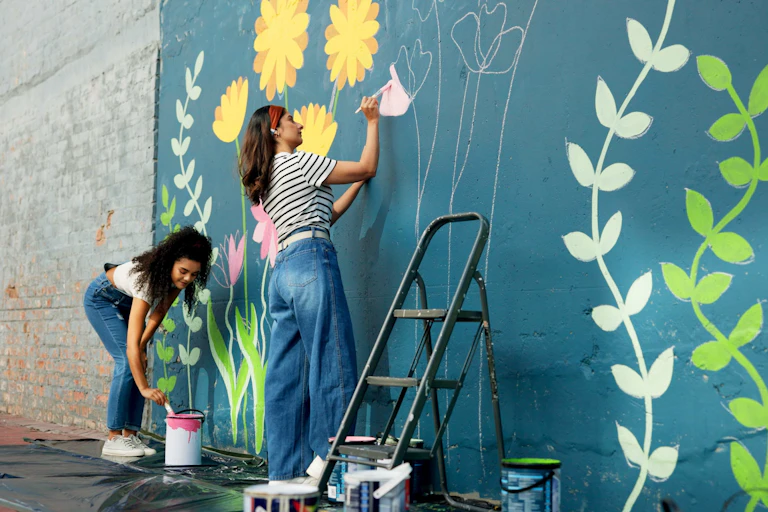 Jóvenes pintando una pared
