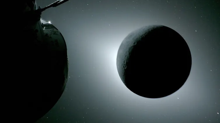 Ver el eclipse desde la Tierra es impresionante: para los astronautas que lo vieron desde el espacio, la escena fue aún más magnífica. 1 Eclipse visto desde el espacio - La Luna se muestra en la sombra con algo de luz solar visible detrás de ella, y parte de la cápsula de Orión se muestra a la izquierda.