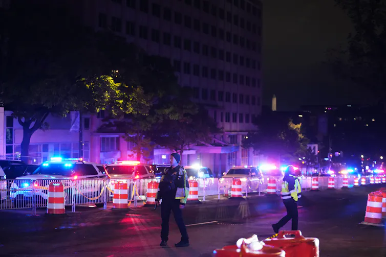 Des dizaines de voitures de police sont alignées dans la rue