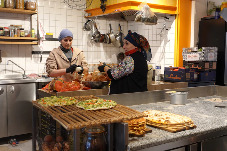 Dans les cuisines d'un restaurant kurde, rue de Ménilmontant à Paris.