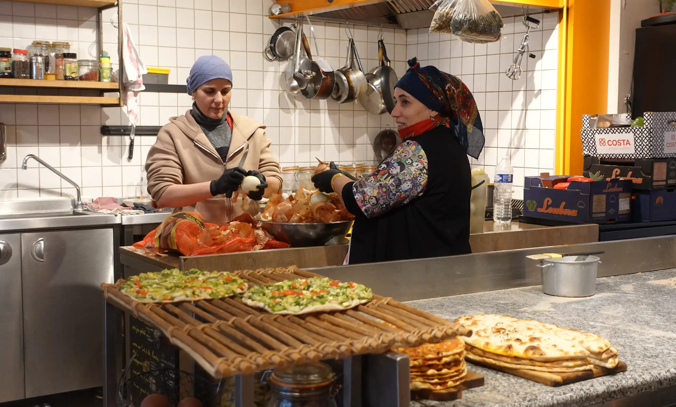Dans les cuisines d'un restaurant kurde, rue de Ménilmontant à Paris.