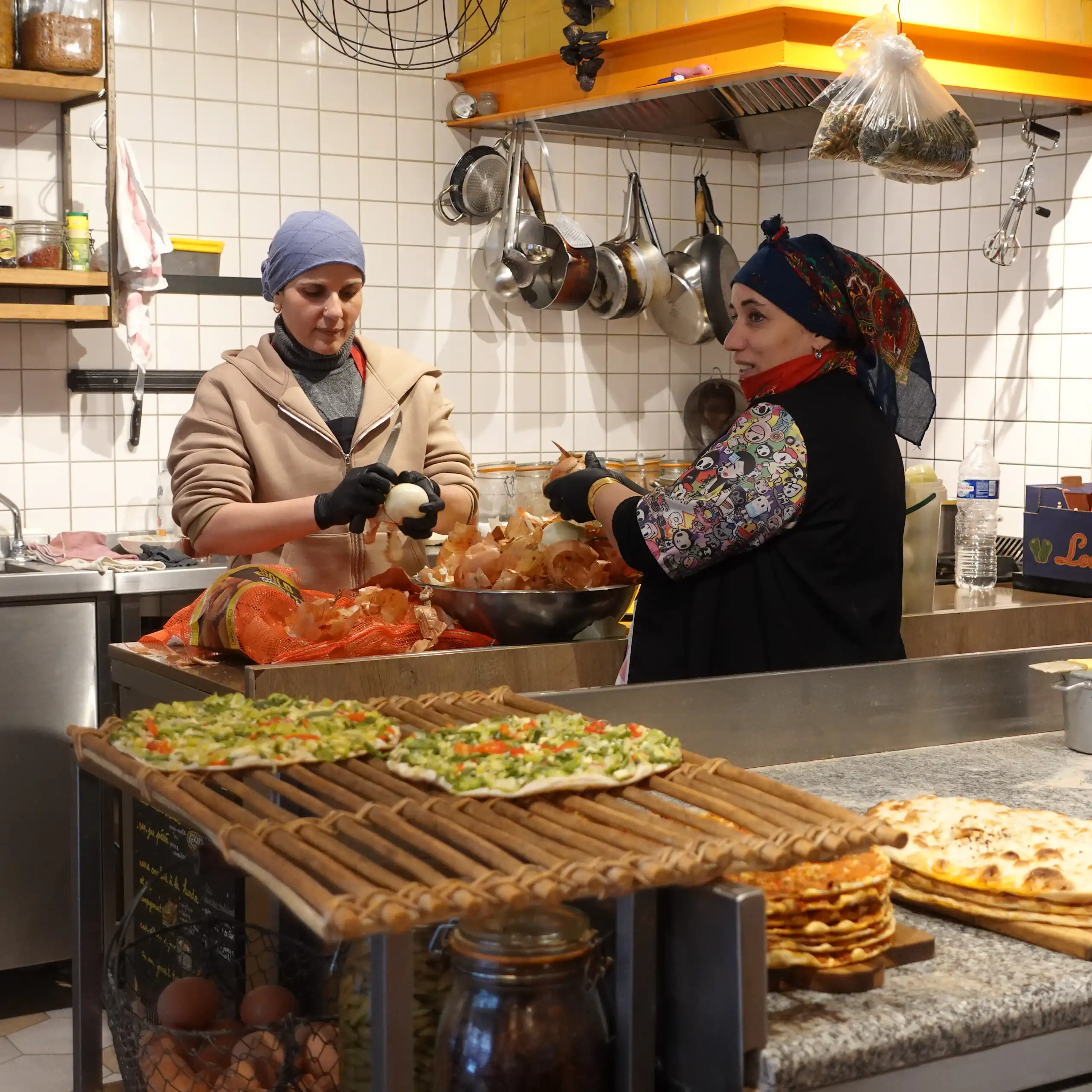 Dans les cuisines d'un restaurant kurde, rue de Ménilmontant à Paris.