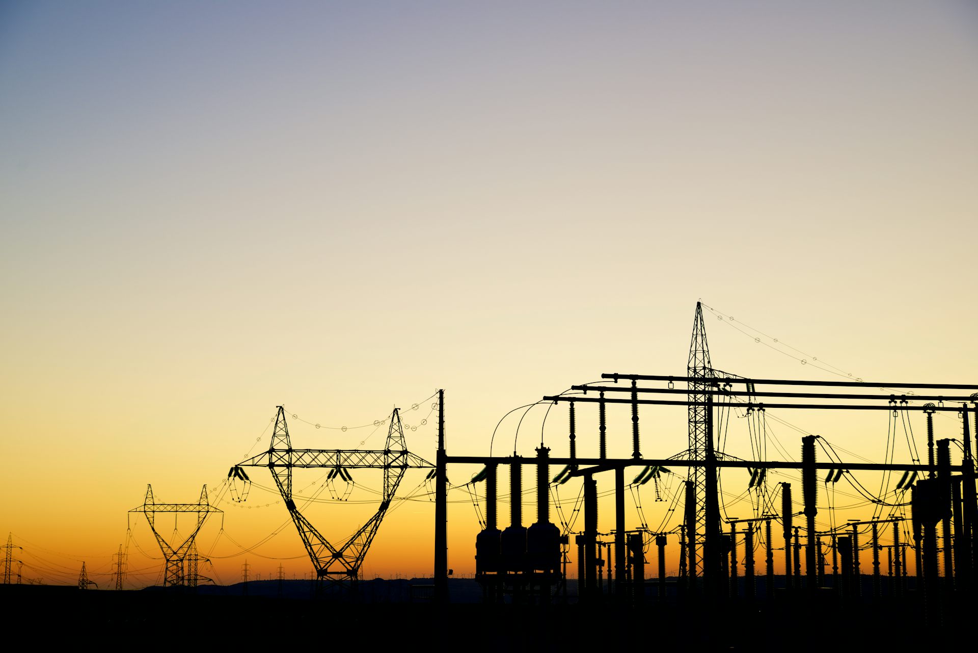 Instalaciones eléctricas al atardecer