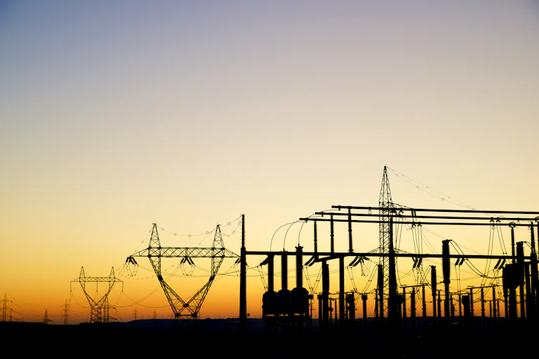 Instalaciones eléctricas al atardecer