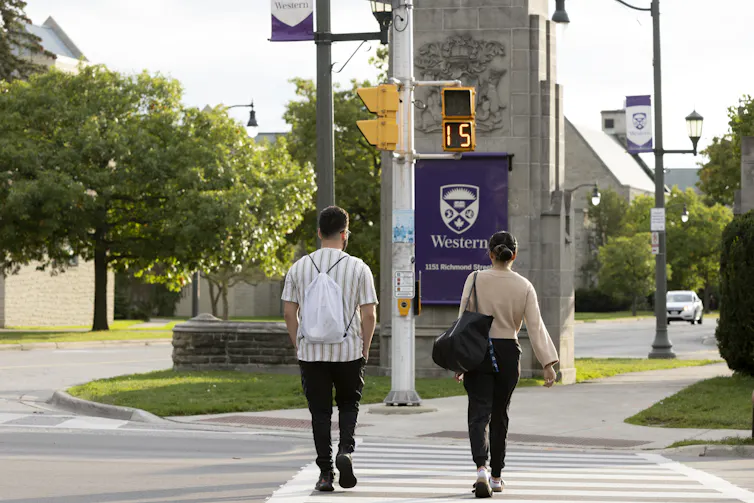 Los consejos escolares y las universidades se verán afectados por amplios cambios en el proyecto de ley 101 de Ontario 1 Los estudiantes están parados en el cruce de peatones.