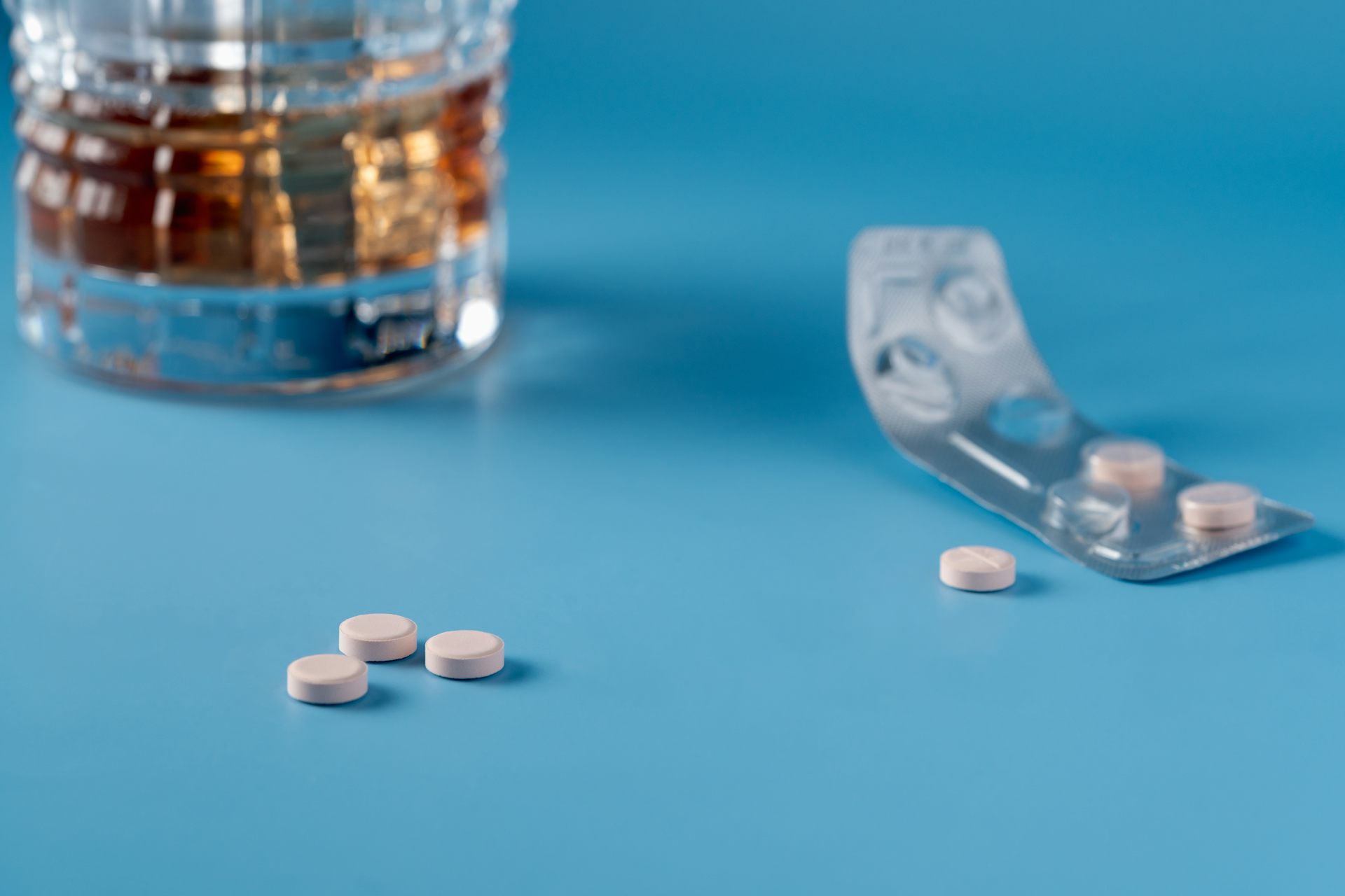 Pourquoi est-il déconseillé de boire de l’alcool quand on prend des médicaments ?