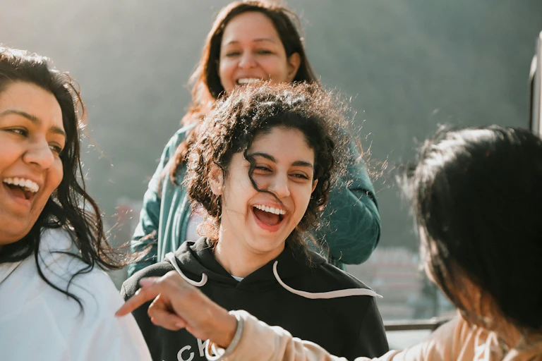 Quatre femmes discutant entre elles