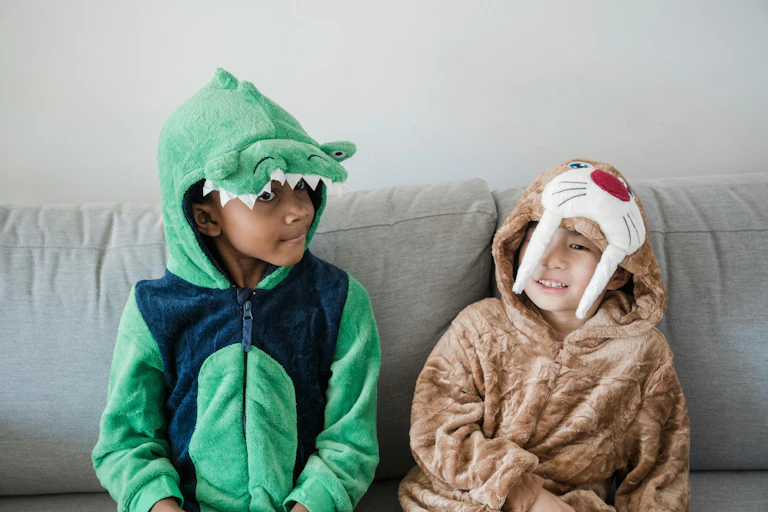 Deux enfants en costumes