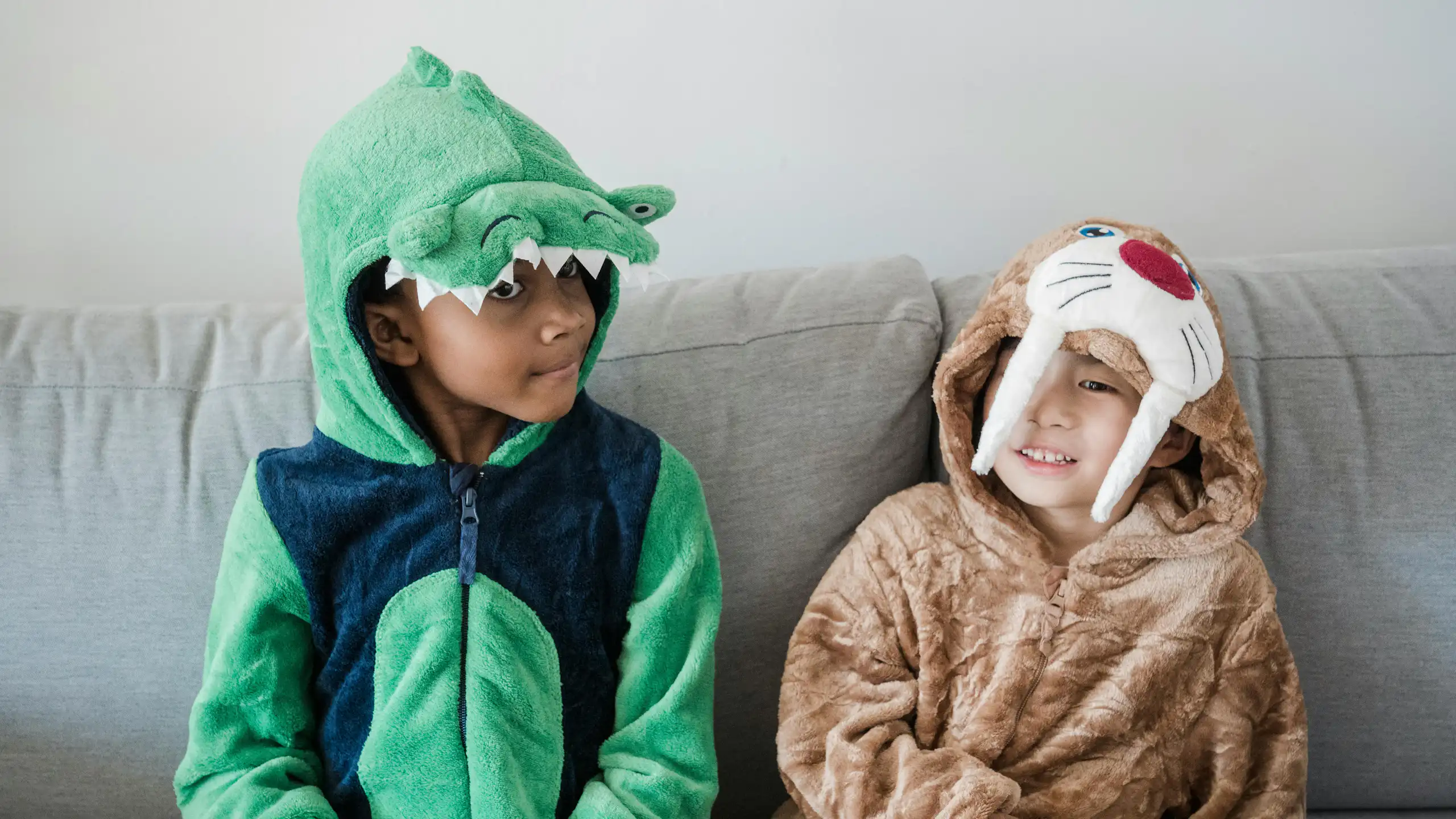 Deux enfants en costumes