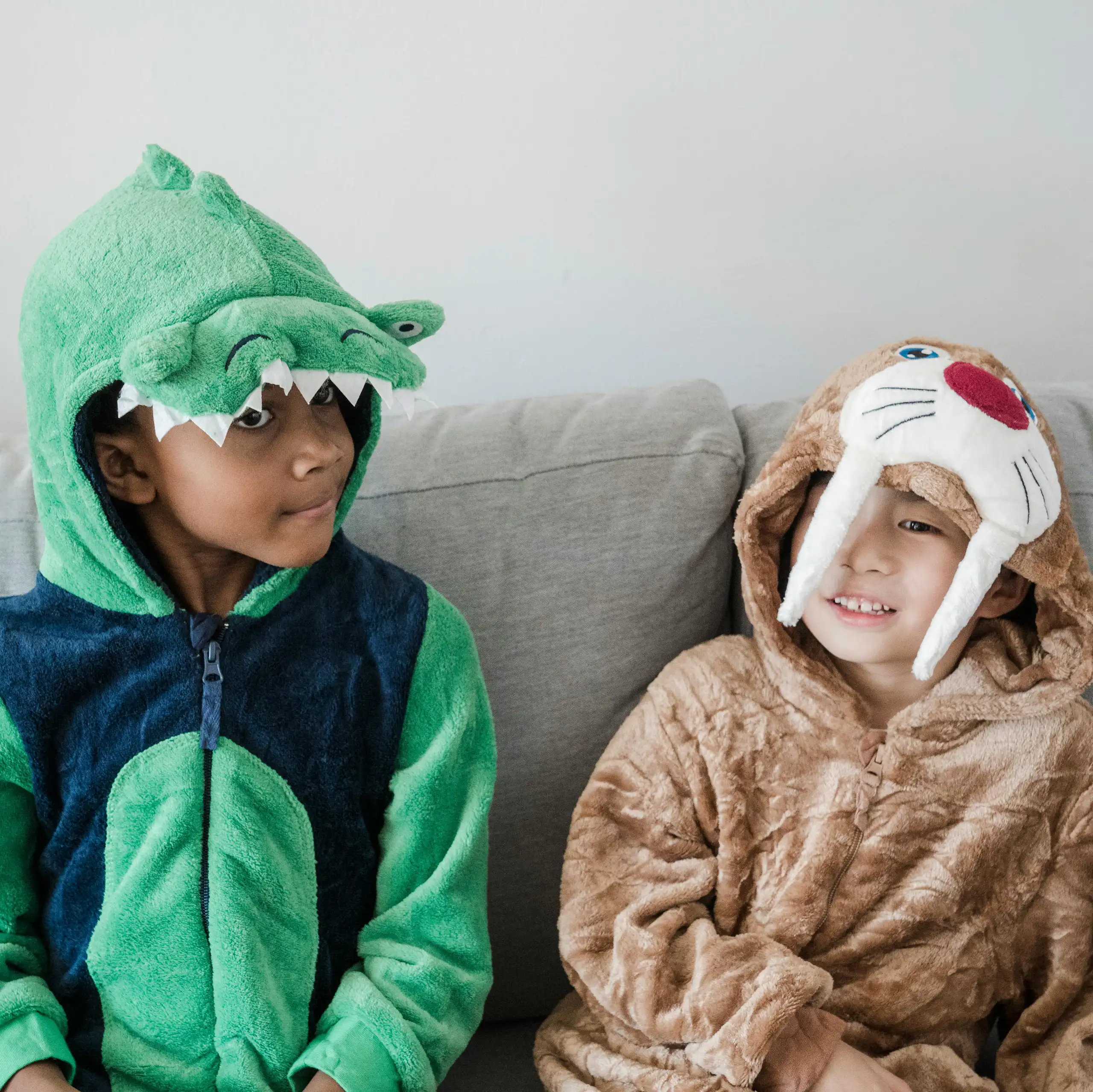 Deux enfants en costumes