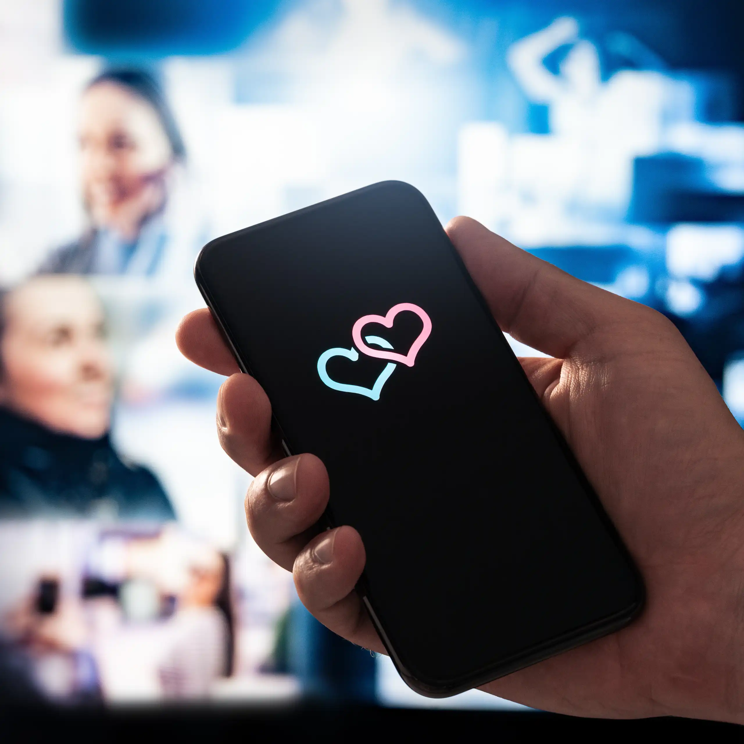 La pantalla d'un mòbil mostra dos cors entrellaçats.