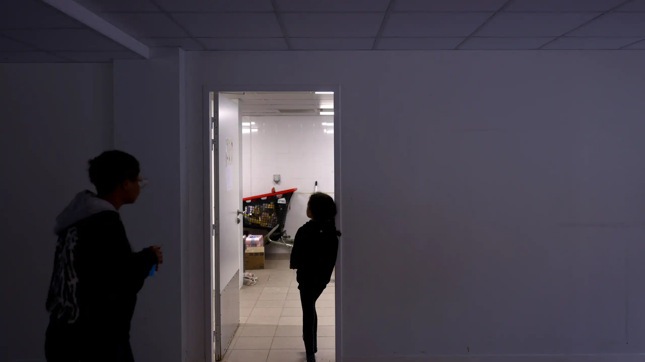 Une enfant dans école désaffectée près du parc Blandan à Lyon, où des familles sans domicile fixe sont hébergées par un collectif (janvier 2026).