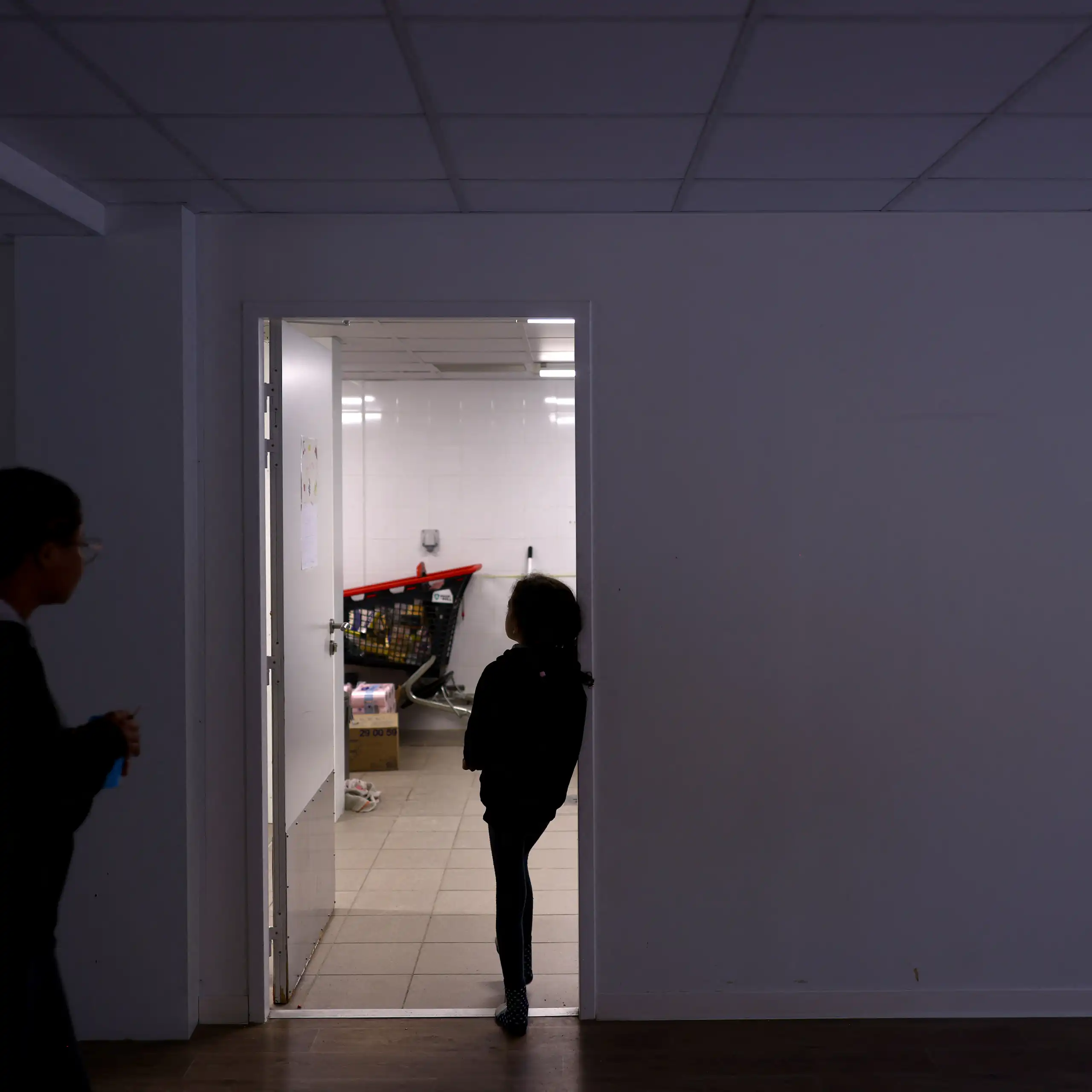Une enfant dans école désaffectée près du parc Blandan à Lyon, où des familles sans domicile fixe sont hébergées par un collectif (janvier 2026).
